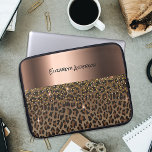 Loodpatroon bruine zwarte brons metalen naam laptop sleeve<br><div class="desc">Een elegant,  glamoureus en vrouwtje met bruin en zwart luipaardpatroon,  versierd met gouden confetti. Sjabloon voor jouw naam,  tekst met zwart handschrift. Een grote faux bronze metallische band.</div>