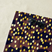 Loodpatroon van bruine zwarte gouden bronzen monog strandlaken (In situ)