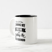 look-at-you-landing-my-mom-getting-me-as-a-bonus.p tweekleurige koffiemok (Voorkant links)