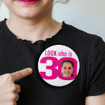 Look who is 30 foto pink white 30th birthday ronde button 7,6 cm<br><div class="desc">Celebrate an 30th Birthday with this fun bright pink and white look who is 30 add your own foto badge/button. Personalize this milestone three decades age badge with a fotograph of the birthday boy or girl. Great idea for adding some foto fun to a birthday party. Can be used to...</div>