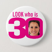 Look who is 30 foto pink white 30th birthday ronde button 7,6 cm (Voorkant)