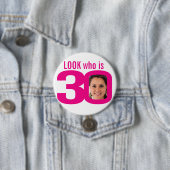 Look who is 30 foto pink white 30th birthday ronde button 7,6 cm (In situ)