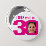 Look who is 30 foto pink white 30th birthday ronde button 7,6 cm<br><div class="desc">Celebrate an 30th Birthday with this fun bright pink and white look who is 30 add your own foto badge/button. Personalize this milestone three decades age badge with a fotograph of the birthday boy or girl. Great idea for adding some foto fun to a birthday party. Can be used to...</div>