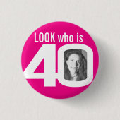 Look who is 40 foto hot pink white ronde button 3,2 cm (Voorkant)