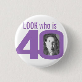 Look who is 40 purple on white foto ronde button 3,2 cm