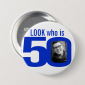 Look who is 50 foto blue on white ronde button 7,6 cm (Voorkant /achterkant)