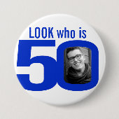 Look who is 50 foto blue on white ronde button 7,6 cm (Voorkant)