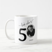 'Look Who's 50' Stijlvolle 50e verjaardag Koffiemok (Links)