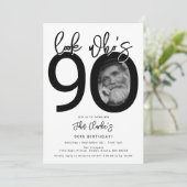 Look who's 90 | Photo 90th Birthday Invitation Kaart (Staand voorkant)