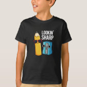 Lookin Sharp Funny Pencil Pun Dark BG T-shirt (Voorkant)