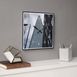 Looking up to the Shard, Tooley Street, London Vierkante Klok