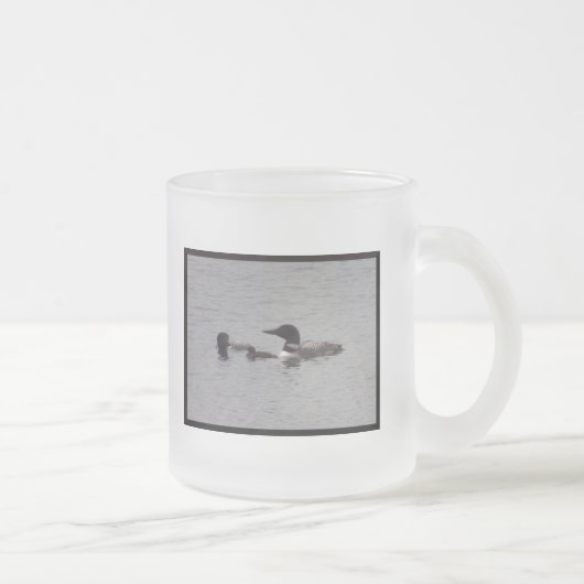 Loon Family Catching Minnows Frosted Glass Mug Matglas Koffiemok (Rechts)