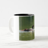 Loon met Mok van kookkoffie (Voorkant links)