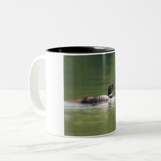 Loon met Mok van kookkoffie (Voorkant links)