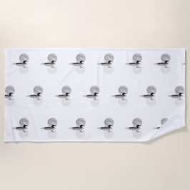 Loon zwemt in het maanlicht strandlaken