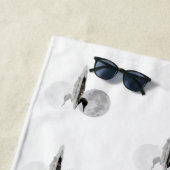 Loon zwemt in het maanlicht strandlaken (In situ)