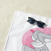 LOONEY TUNES™ Schattigee Waterverf Wordmark Strandlaken (In situ)