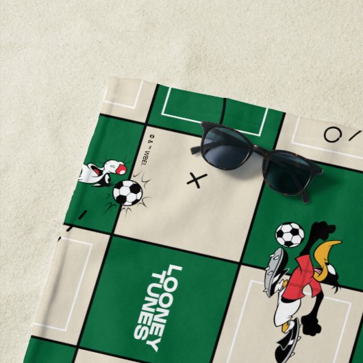 LOONEY TUNES™ Soccer Grid Pattern Strandlaken (In situ)