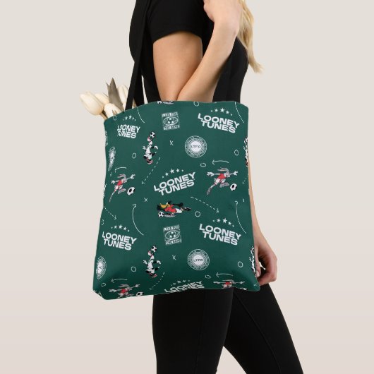 LOONEY TUNES™ Soccer Playbook Pattern Tote Bag (Dichtbij)
