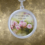 Loop door Faith Sterling Sliver Plated Ketting<br><div class="desc">Dit zilverkleurige,  ronde,  bloemige hanger ketting toont de bezielende Schrift: "Want wij wandelen door het geloof,  niet door het gezicht" (2 Korintiërs 5:7). Een mooie uiting van geloof en aanmoediging,  perfect voor dagelijks draag of geschenken. Het elegante bloemige ontwerp maakt het een doordacht en opbeurend stuk voor haar.</div>