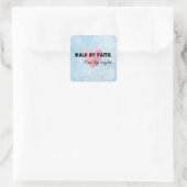 Loop door geloof christelijke typografie vierkante sticker (Tas)