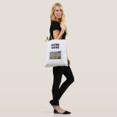 Loop door geloof niet door zicht tote bag (Op model)