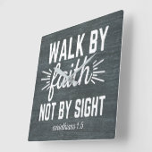 Loop door het geloof niet door een kleine wandklok (Hoek)