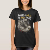 Loop een mijl in hun Pages Book Reader-sneaker T-shirt (Voorkant)