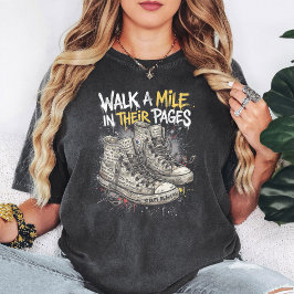 Loop een mijl in hun Pages Book Reader-sneaker T-shirt