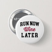 Loop nu, wijn later grappig citaat ronde button 5,7 cm (Voorkant /achterkant)
