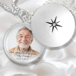 Loop vandaag met me mee, papa! Trouwen, foto, gede Locket Ketting<br><div class="desc">"Papa, ik weet dat je aan mijn zijde staat. Vandaag en altijd!" Gepersonaliseerd, foto, tekst, bruiloft Memorial Locket Ketting. Het personaliseren van deze hanger is snel en eenvoudig - upload eenvoudig uw favoriete foto, bewerk de tekst indien gewenst en u bent klaar in minder dan een minuut! Houd de herinnering...</div>