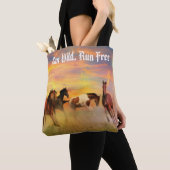 Loop Wilde, laat vrije wilde paarden schilderen Tote Bag (Dichtbij)