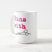 Loopt met de Mok van Shears Hair Stylist (Voorkant links)