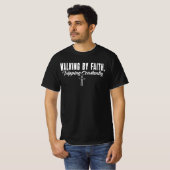 Lopen door geloof, constant struikelen t-shirt (Voorkant volledig)