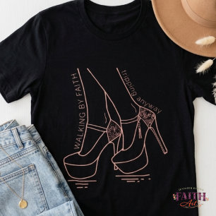 Lopen door geloof, toch struikelen – Grappig T-shirt