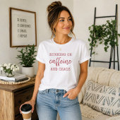 Lopen op cafeïne en chaos t-shirt