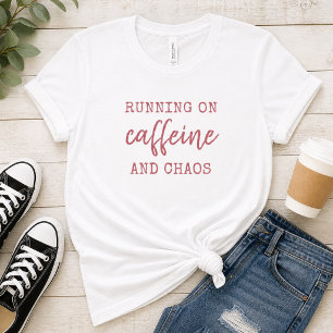 Lopen op cafeïne en chaos t-shirt