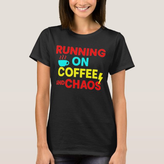 Lopen op cafeïne en chaos t-shirt (Voorkant)