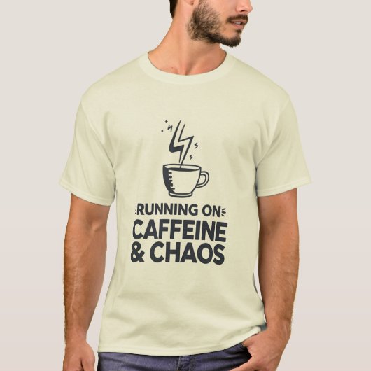 Lopen op cafeïne en chaos t-shirt (Voorkant)