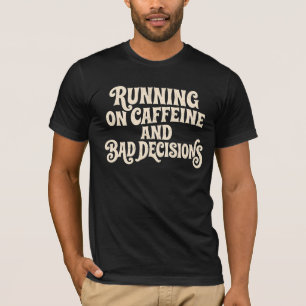 Lopen op cafeïne en slechte beslissingen Retro kof T-shirt