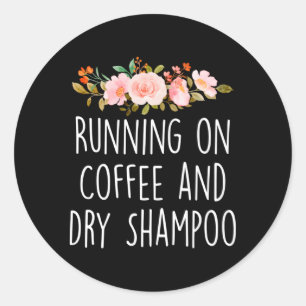 Lopen op koffie en droge shampoo koffie helpt ronde sticker