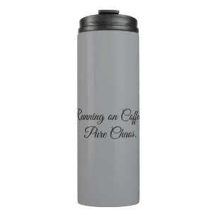 Lopen op koffie en pure chaos. thermosbeker