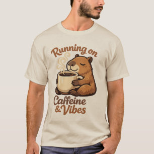 Lopend op cafeïne en goede vibes Capybara koffieli T-shirt