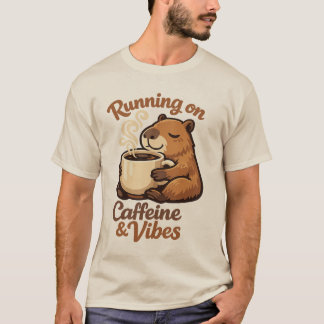 Lopend op cafeïne en goede vibes Capybara koffieli T-shirt