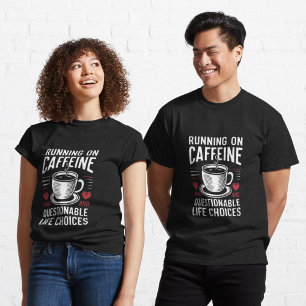 Lopend op cafeïne en twijfelachtige levenskeuzes t-shirt