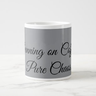Lopend op koffie en pure chaos. grote koffiekop