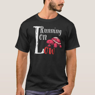 Lopend op Lage Schildpad Illustratie – Kalm Energi T-shirt