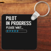Lopende piloot Een ogenblik geduld. Luchtvaartmaat Sleutelhanger (Achterkant)