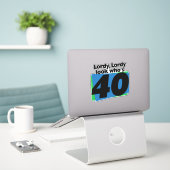 Lordy Lordy ziet er 40 jaar uit Sticker (Laptop op bureau)