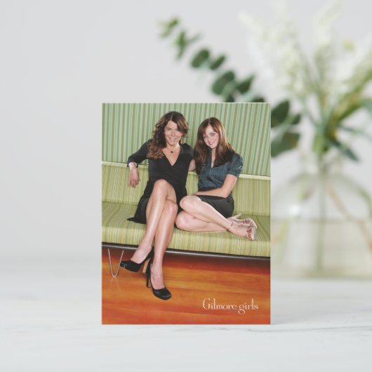 Lorelai en Rory die op het couchportret zitten Briefkaart (Staand voorkant)